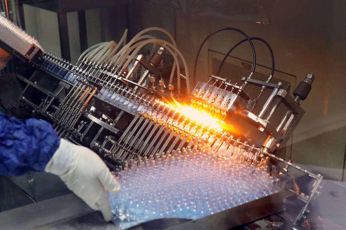 Ampoule sealing line running in a pharmaceutical plant